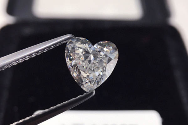 钻石戒指回收的价值真是钻石越大越好吗