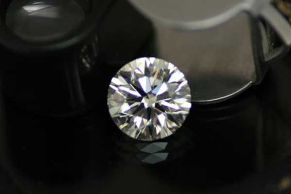 钻石市场价多少钱一克 一克钻石和一克黄金那个更值钱